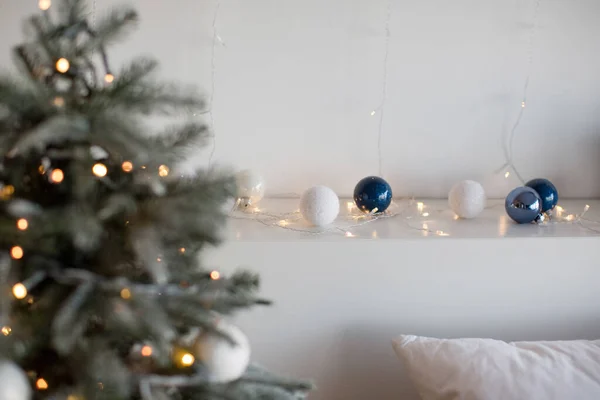 Árbol Navidad Bolas Navidad Blancas Azules Con Luces Navidad Sobre — Foto de Stock