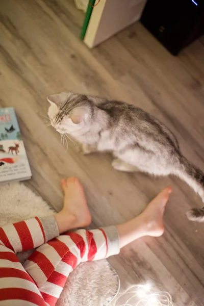 Childs Nohy Kočka Vánočního Stromku Dítě Pruhovaném Pyžamu Ležící Podlaze — Stock fotografie