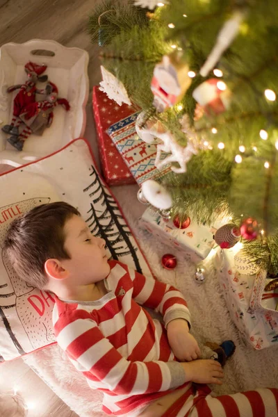 Garçon Caucasien Pyjama Rayé Dormant Sous Arbre Noël Intérieur Noël — Photo