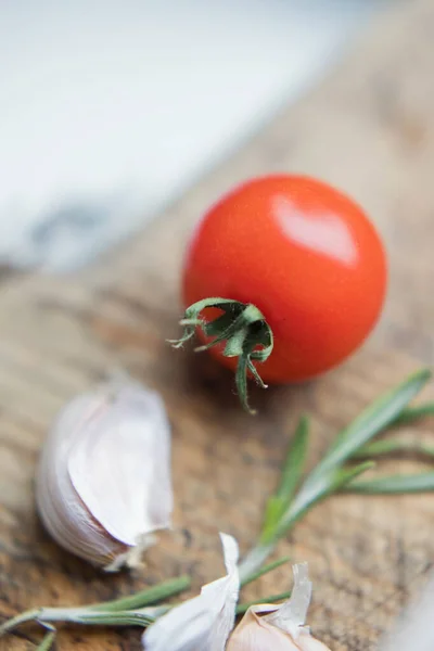 Małe Pomidory Czosnek Rozmaryn Zabytkowym Drewnianym Tle — Zdjęcie stockowe