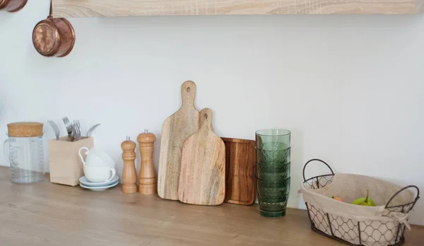 Keukengerei Licht Houten Keukeninterieur Tafelgerei Koken Een Witte Achtergrond — Stockfoto