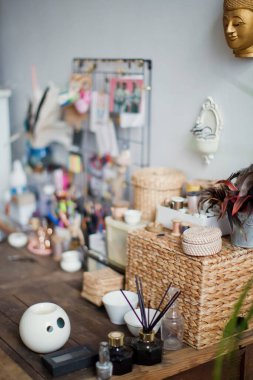 Eski eşyaların, hasır sepetlerin ve iplikli kutuların olduğu yaratıcı bir iş yeri.