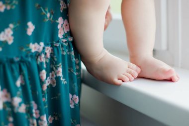 Küçük bebek ayakları ve kadın. Anne ve bebek kavramı.