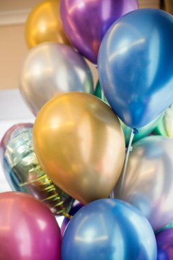 Deniz kızı partisi için renkli balonlar. Altın, mavi, pembe, mor ve yeşil balonlar