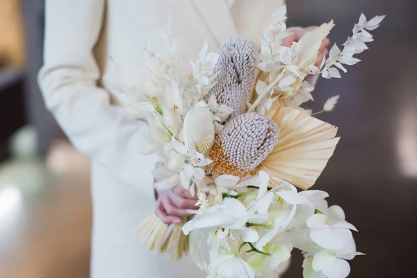 Sposa Abito Beige Tiene Bouquet Boho Nozze Con Orchidee Banksia — Foto Stock