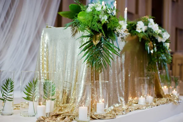 Bruiloft Tafel Met Gouden Decoraties Tropische Groene Bladeren Brandende Kaarsen — Stockfoto