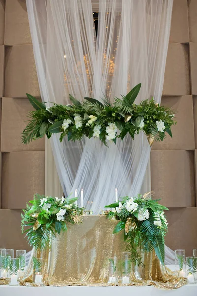 Mesa Casamento Com Decorações Douradas Folhas Verdes Tropicais Velas Acesas — Fotografia de Stock