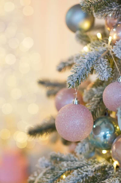 Albero Natale Con Decorazioni Luci Rosa Blu Sfondo Natale Spazio — Foto Stock