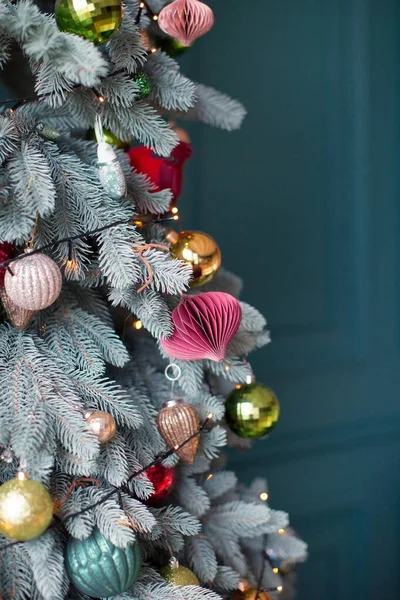 Árbol Navidad Con Decoraciones Rosas Doradas Sobre Fondo Pared Verde — Foto de Stock