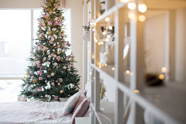 有圣诞树 大窗户和枕头的圣诞内室 舒适的卧室 圣诞节期间 — 图库照片