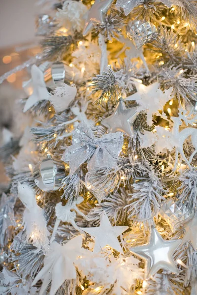 Arbre Noël Avec Décorations Blanches Argentées Guirlande Lumières Concept Noël — Photo