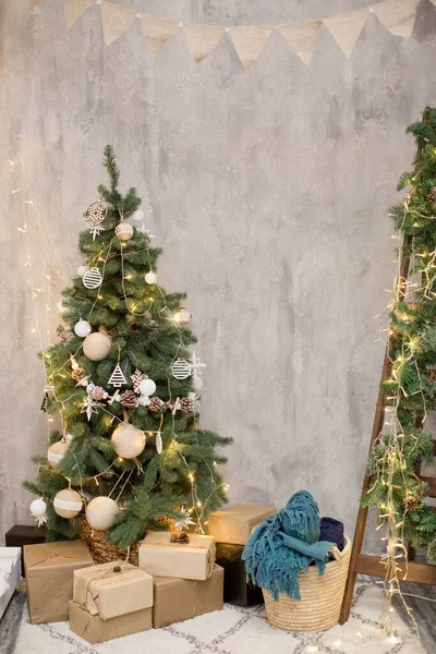 Weihnachtsbaum Mit Lichtern Dekorationen Und Geschenkboxen Hellen Gemütlichen Rustikalen Interieur — Stockfoto