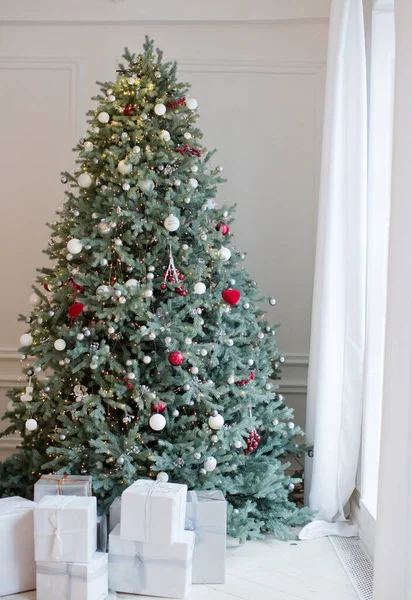 Karácsonyfa Fehér Ezüst Díszek Ajándékdobozok Háttér Fehér Fal Közelében Nagy — Stock Fotó