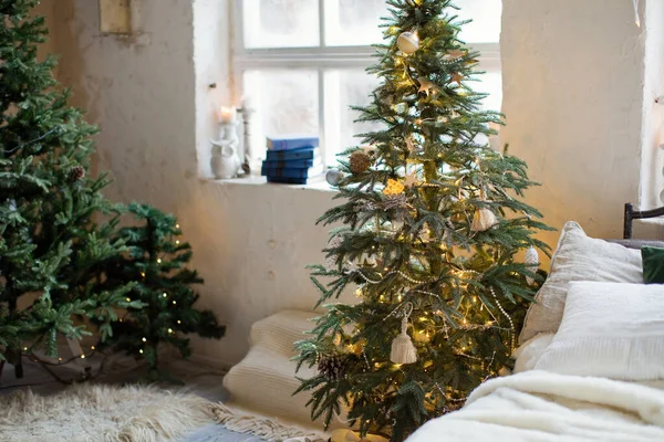 Lichte Loft Kerst Interieur Met Kerstbomen Decoraties Groot Raam Bakstenen — Stockfoto