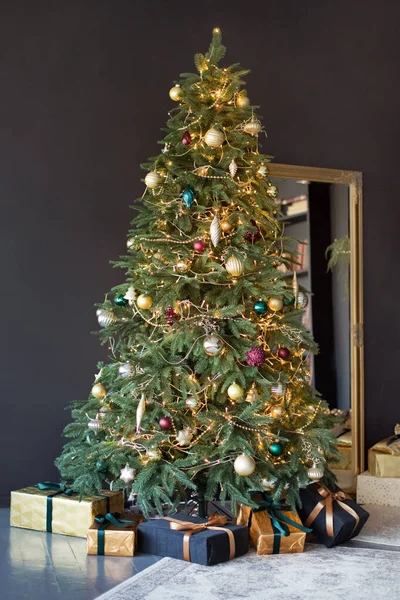 Kerstboom Met Gouden Decoraties Verlichting Buurt Van Zwarte Muur Vintage — Stockfoto