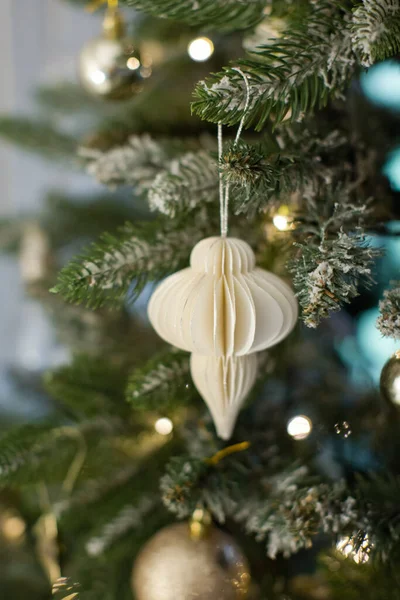 Rustieke Kerstboom Met Handgemaakte Decoraties Gezellig Licht Interieur Met Kerstversiering — Stockfoto
