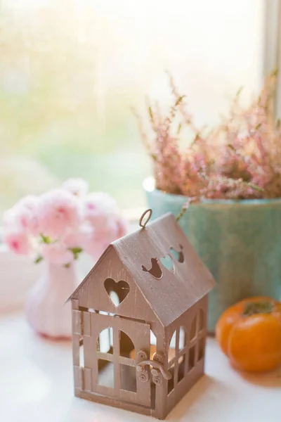 Vintage Laterne Aus Metall Mit Brennender Kerze Blumen Vasen Und — Stockfoto