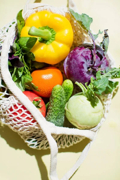 Bolsa Hilo Ecológico Con Verduras Frescas Verduras Coloridas Pimienta Tomates — Foto de Stock