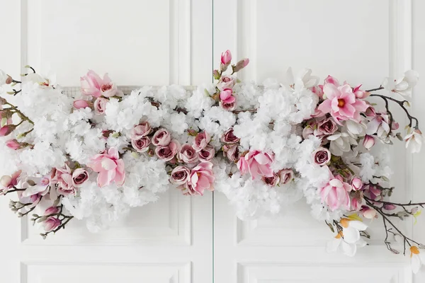 Decoração Parede Flor Fundo Branco Flores Brancas Rosa Uma Parede — Fotografia de Stock