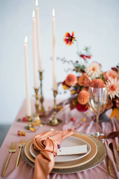 Vacker Dukning Med Höstblommor Orange Och Rosa Servetter Och Brinnande — Stockfoto