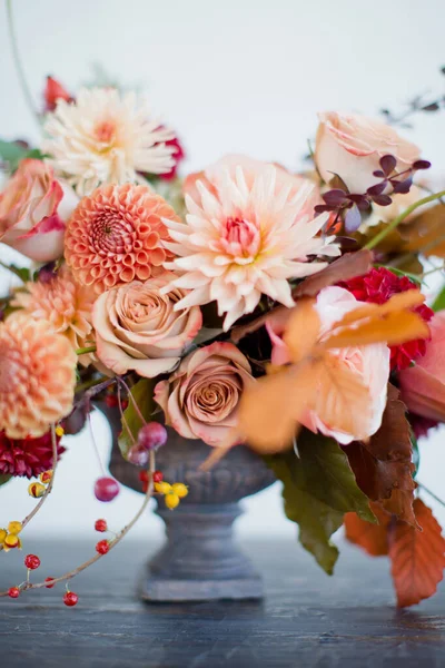 Prachtige Bloemsamenstelling Met Herfst Oranje Rode Bloemen Bessen Herfst Boeket — Stockfoto