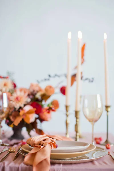 Beau Décor Table Avec Des Fleurs Automne Des Serviettes Orange — Photo