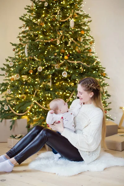 Junge Mutter Und Sohn Der Nähe Des Weihnachtsbaums Glückliche Familie — Stockfoto