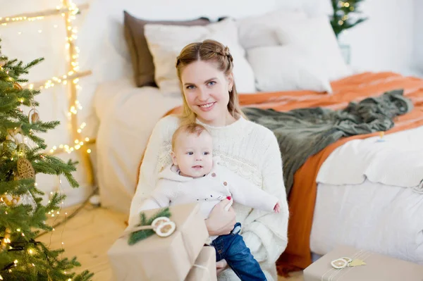 Jovem Mãe Filho Perto Árvore Natal Família Feliz Espera Natal — Fotografia de Stock