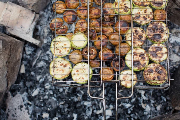 Zöldséges Barbecue Tábortűznél Szabadban Gomba Cukkini Fémbélszínből Készült Rácsban Fogyasztásra — Stock Fotó