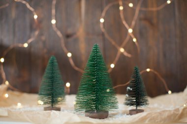 Noel ışıkları ve ahşap bir arka planda Noel ağacı süslemeleri