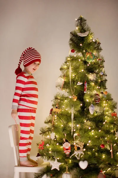 Καυκάσιος Ριγέ Πιτζάμες Και Καπέλο Δίπλα Στο Χριστουγεννιάτικο Δέντρο Άνετο — Φωτογραφία Αρχείου