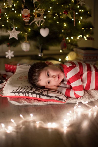 Garoto Caucasiano Pijama Listrado Dormindo Debaixo Árvore Natal Interior Natal — Fotografia de Stock