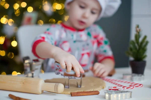크리스마스 쿠키를 만들고 귀여운 크리스마스 근처의 위에서 있습니다 크리스마스 요리의 — 스톡 사진