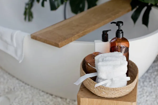 Stijlvolle Moderne Badkamer Met Lichaamsverzorgingsproducten Flessen Handdoek Een Rieten Mandje — Stockfoto