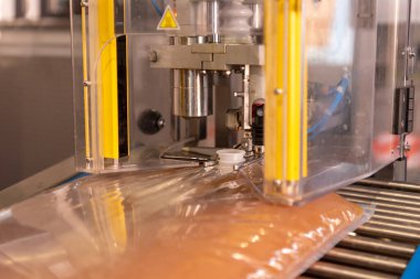 Elma suyu bastıktan sonra direkt meyve suyu. Kutuda şişeleme