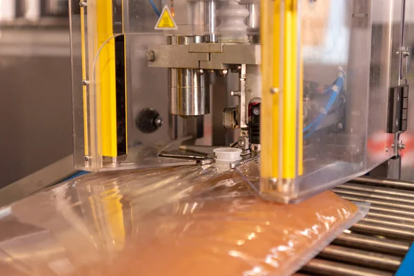 Elma suyu bastıktan sonra direkt meyve suyu. Kutuda şişeleme