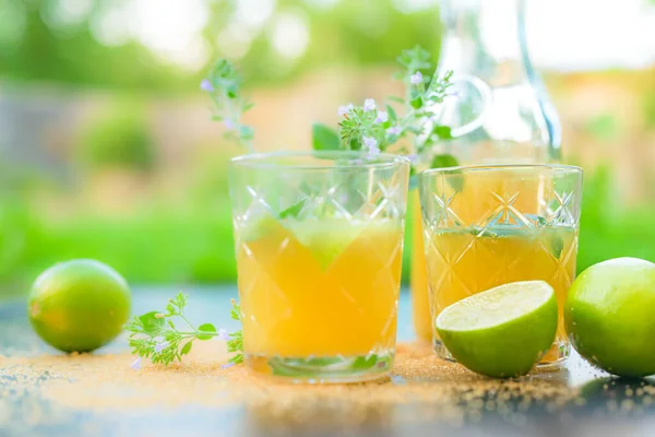Cocktail Mojito Vor Verschwommenem Naturgrünem Hintergrund — Stockfoto