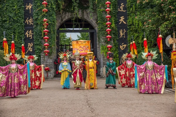 Yunnan Dali Dragon performans gösteren açık kapıları Konuk töreni Hoşgeldiniz önce şehir — Stok fotoğraf