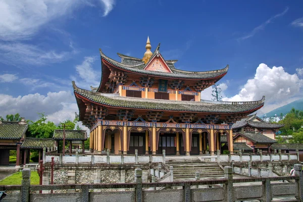 Gebouw van de westelijk-stijl Yunnan Dali Dragon stad — Stockfoto
