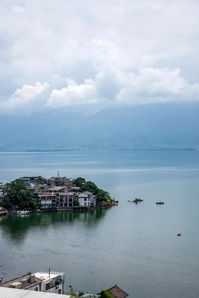 Lago Erhai en la península de Dalí Shuanglang — Foto de Stock