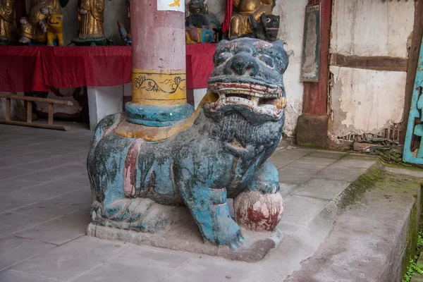 Gamla bron broar stjärniga huvud norrgående nära Qinghua tempel---tempel — Stockfoto