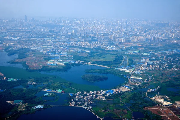 Carruaje de fondo Ciudad de Haikou en ruta desde Chongqing a Haikou —  Fotos de Stock