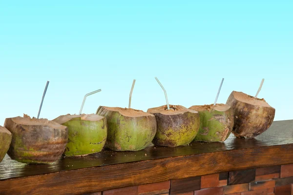 Hainan Tunchang day Lake Peninsula refreshing coconut — Stock Photo, Image