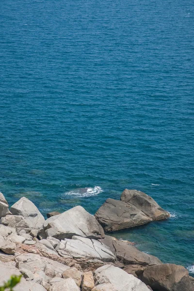 Wyspa granicy Lingshui przeźroczysty bay — Zdjęcie stockowe