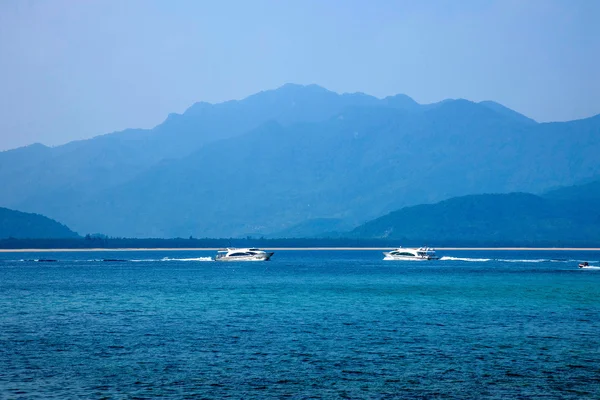 境界島陵澄んだ湾 — ストック写真