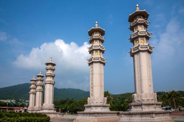 Sanya Nanshan Budist dua bayrakları sütun