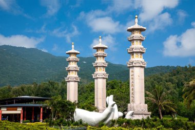 Sanya Nanshan Budist dua bayrakları sütun