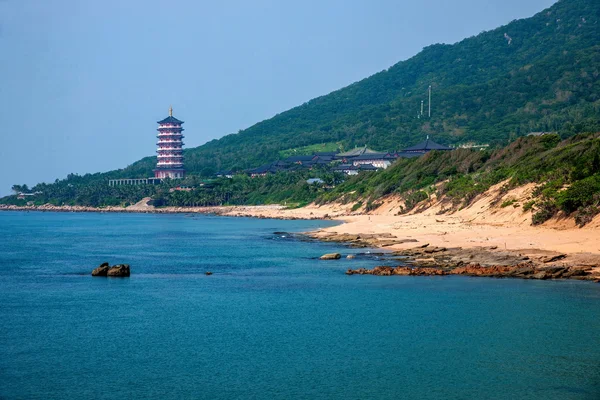 Templo de Sanya Nanshan Buddha Nanshan com vista para a ponte — Fotografia de Stock