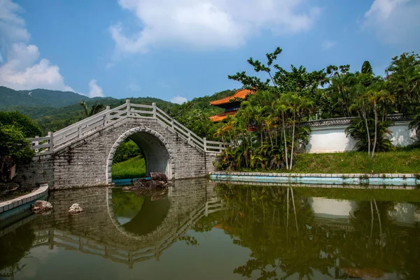 Sanya Nanshan Cheng Louting un verdadero puente — Foto de Stock