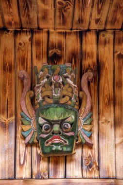Guizhou Anshun Tiantai dağ Wulong Tapınağı ayak küçük çiftlik evi Nuo opera maskeler